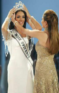 http://www.monmaghreb.com/missunivers2003/couronnement_Miss_univers_2003.jpg